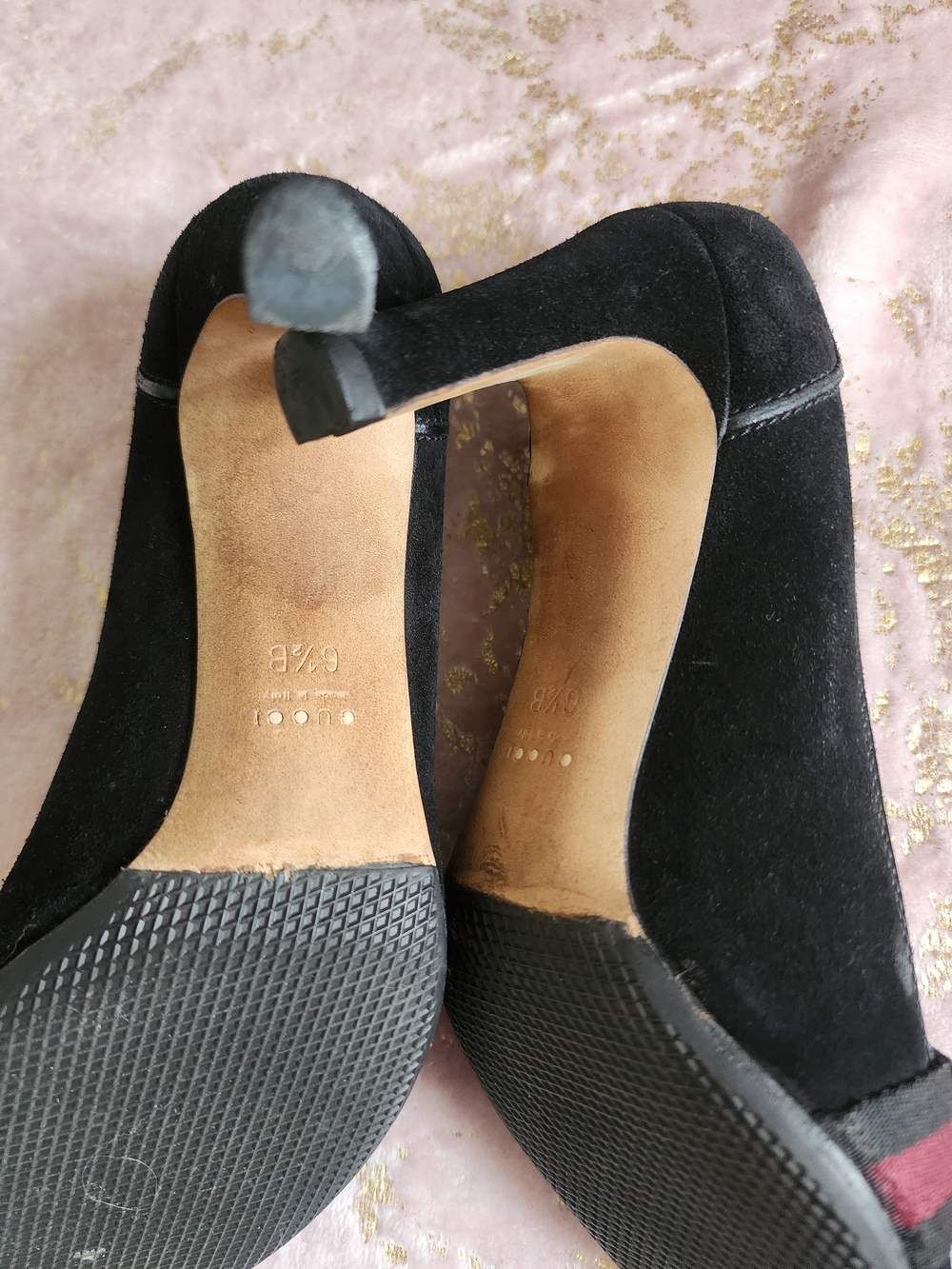 GUCCI | Black Accent Suede Pumps - Picture 14 of 16